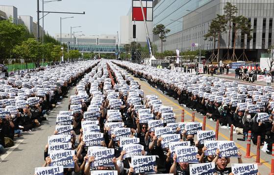 More than 30,000 Samsung Electronics employees gather at the company's Pyeongtaek chip plant in Gyeonggi on April 23, demanding greater transparency in the company's compensation structure. [YONHAP]