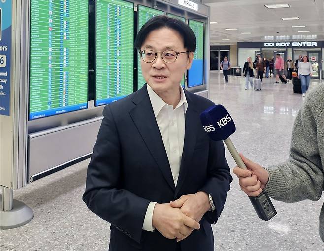 김정관 산업통상부 장관이 6일(현지시간) 미국 덜레스 국제공항에서 기자들의 질문에 답하고 있다. 연합뉴스