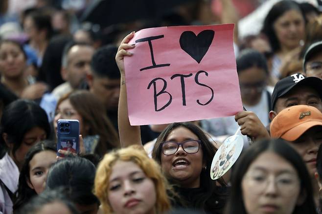 BTS 팬 ‘아미(ARMY)’가 6일(현지시간) 멕시코 멕시코티에서 열린 행사에서 'I♥BTS' 종이를 들고 환호하고 있다. EPA연합뉴스