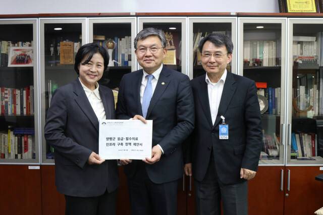 박은미 더불어민주당 양평군수 후보가 김윤 국회의원, 김록호 연세대 의대 교수와 기념촬영을 하고 있다. 박은미 더불어민주당 양평군수 후보 선거사무소 제공