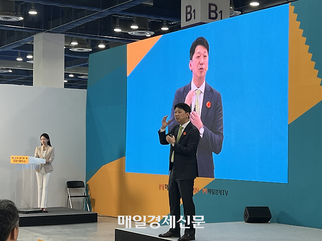 2026 서울머니쇼에서 ‘초보자를 위한 투자전략과 자산배분’ 강연을 진행 중인 박순현 SC제일은행 자산관리상품본부 본부장. [김민주기자]