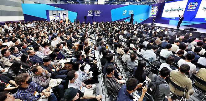 '7천피 시대' 재테크 팁은
7일 서울 강남 코엑스에서 '불확실성 시대, 자산을 지키고 키우는 전략'을 주제로 열린 '2026 서울머니쇼'에서 기조연설자로 나선 스티브 브라이스 스탠다드차타드(SC)그룹 최고투자전략가(CIO)가 반도체 등 인공지능(AI)을 포함한 주식 포트폴리오 전략에 대해 강연하고 있다.  이승환 기자