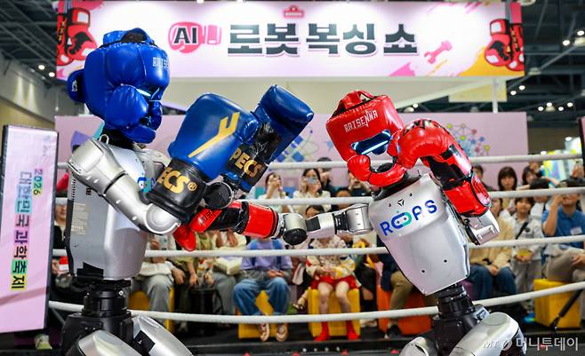(고양=뉴스1) 이호윤 기자 = 24일 경기도 고양시 일산서구 킨텍스 제1전시장에서 열린 ‘2026 대한민국 과학축제 IN 경기’를 찾은 관람객들이 AI 로봇 복싱쇼를 관람하고 있다.  이번 전시회는 대한민국 과학기술의 과거와 현재, 미래를 아우르는 4대 핵심 테마존(국가R&D존, 미래생활존, 문화·체험존, 소통·나눔존)으로 구성됐다. 2026.4.24/뉴스1  Copyright (C) 뉴스1. All rights reserved. 무단 전재 및 재배포,  AI학습 이용 금지. /사진=(고양=뉴스1) 이호윤 기자