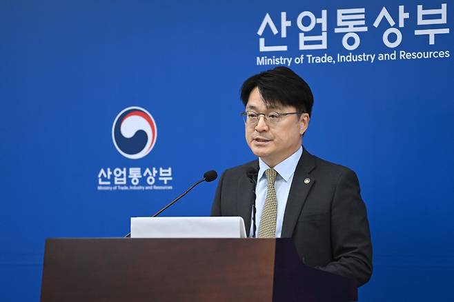 문신학 산업통상부 차관이 7일 정부세종청사에서 중동전쟁 대응본부 일일브리핑을 통해 원유·나프타 수급 현황을 설명하고 있다. /사진제공=산업통상부