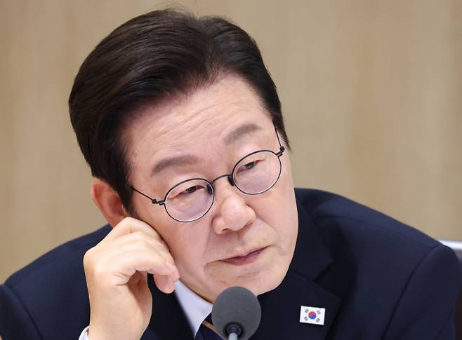 이재명 대통령이 2025년 9월30일 서울 용산 대통령실 청사에서 열린 제44회 국무회의에서 정성호 법무부 장관에게 질의하고 있다. / 사진=뉴시스(대통령실통신사진기자단)
