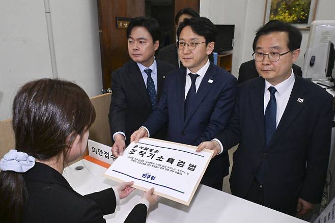 천준호 더불어민주당 원내대표 직무대행과 국정조사특위 위원들이 30일 서울 여의도 국회 의안과에 '윤석열 정치검찰 조작기소 진상규명 특검법'을 제출하고 있다. / 사진=뉴스1