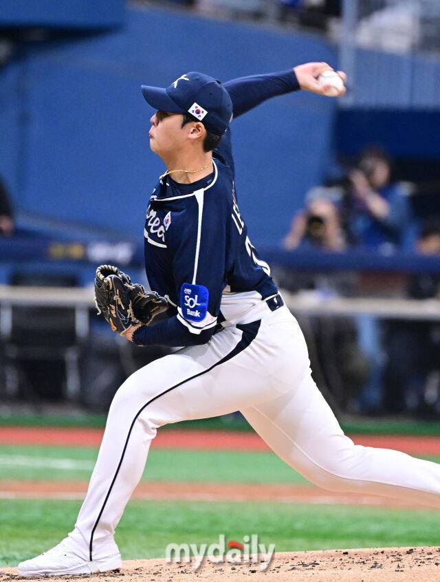 9일 오후 서울 구로구 고척스카이돔에서 진행된 '2025 NAVER K-BASEBALL SERIES' 대한민국-체코와의 평가전 경기. 대한민국 이민석이 3회말 구원 등판해 역투를 펼치고 있다./마이데일리