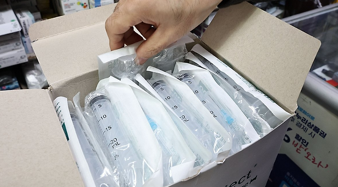 서울 시내의 한 의료기기 판매점에 입고된 주사기 제품[연합]