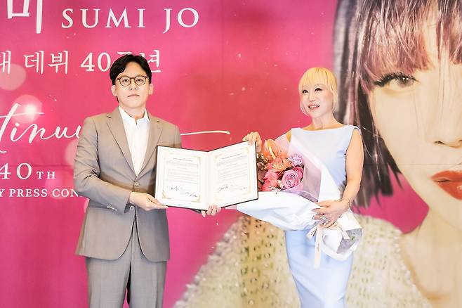 데뷔 40주년을 맞은 소프라노 조수미(오른쪽)와 SM 이성수 CAO [PRM 제공]