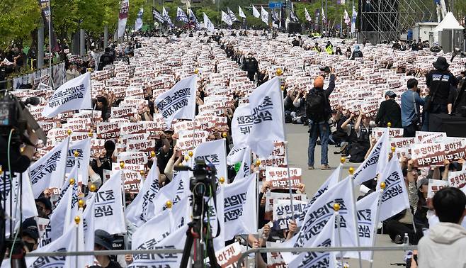 지난달 23일 경기 평택시 삼성전자 평택캠퍼스 앞에서 삼성전자노동조합 공동투쟁본부 주최로 열린 4·23 투쟁 결의대회에서 참가자들이 구호를 외치고 있다. 평택=윤창빈 기자