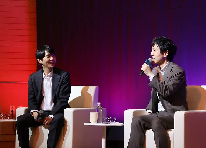 이창호(오른쪽) 9단과 울산과학기술원(UNIST) 특임교수를 맡고 있는 이세돌 9단이 6일 UNIST 대학본부에서 열린 토크 콘서트 ‘반상 위로 먼저 온 미래: 이창호·이세돌이 전하는 인공지능(AI) 시대의 한 수’에 참석해 대화하고 있다.  [연합]