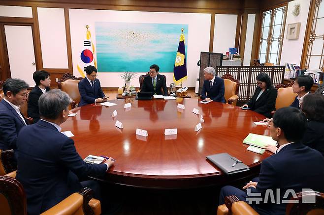 [서울=뉴시스] 고승민 기자 = 우원식 국회의장과 국민의힘을 제외한 여야 대표자들이 28일 서울 여의도 국회에서 열린 제3차 개헌 연석회의에서 논의하고 있다. 2026.04.28. kkssmm99@newsis.com