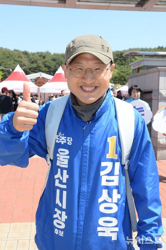 [울산=뉴시스] 배병수 기자 = 5일 울산대공원 남문에서 만난 김상욱 더불어민주당 울산시장 후보가 6·3 지방선거에 임하는 각오를 밝히고 있다. 2026.05.05. bbs@newsis.com