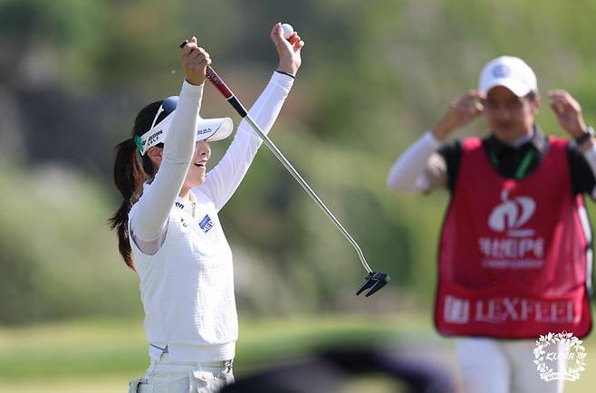 [서울=뉴시스] 이예원이 26일 충북 충주 킹스데일GC에서 열린 '덕신 EPC 챔피언십' 파이널 라운드에서 우승을 확정짓고 환호하고 있다. (사진=KLPGA 제공) 2026.04.26. photo@newsis.com *재판매 및 DB 금지