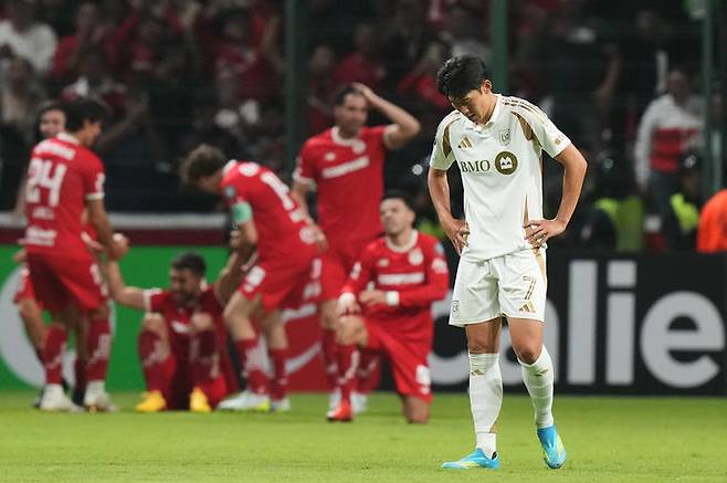 [톨루카=AP/뉴시스] LA FC(미국)의 손흥민이 6일(현지 시간) 멕시코 톨루카 에스타디오 네메시오 디에스에서 열린 2026 북중미카리브축구연맹(CONCACAF) 챔피언스컵 4강 2차전 톨루카와 경기 후반 추가 시간 네 번째 실점 후 아쉬움에 고개를 숙이고 있다. LA FC는 0-4로 대패해 1,2차전 합계 2-5로 패하면서 결승에 오르지 못했다. 2026.05.07.