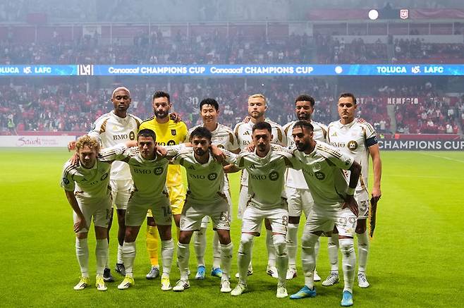 [톨루카=AP/뉴시스] 손흥민(뒷줄 왼쪽 세 번째)을 비롯한 LA FC(미국) 선수들이 6일(현지 시간) 멕시코 톨루카 에스타디오 네메시오 디에스에서 열린 2026 북중미카리브축구연맹(CONCACAF) 챔피언스컵 4강 2차전 톨루카와 경기에 앞서 기념 촬영을 하고 있다. LA FC는 1차전에서 2-1로 승리한 바 있다. 2026.05.07.