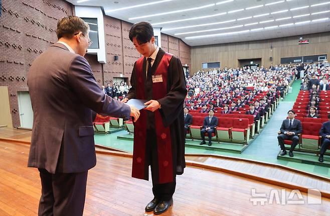 [과천=뉴시스] 황준선 기자 = 정성호 법무부 장관이 7일 오전 경기 과천시 정부과천청사 대강당에서 열린 신임 검사 임관식에서 검사들에게 임명장을 수여하고 있다. 2026.05.07. hwang@newsis.com