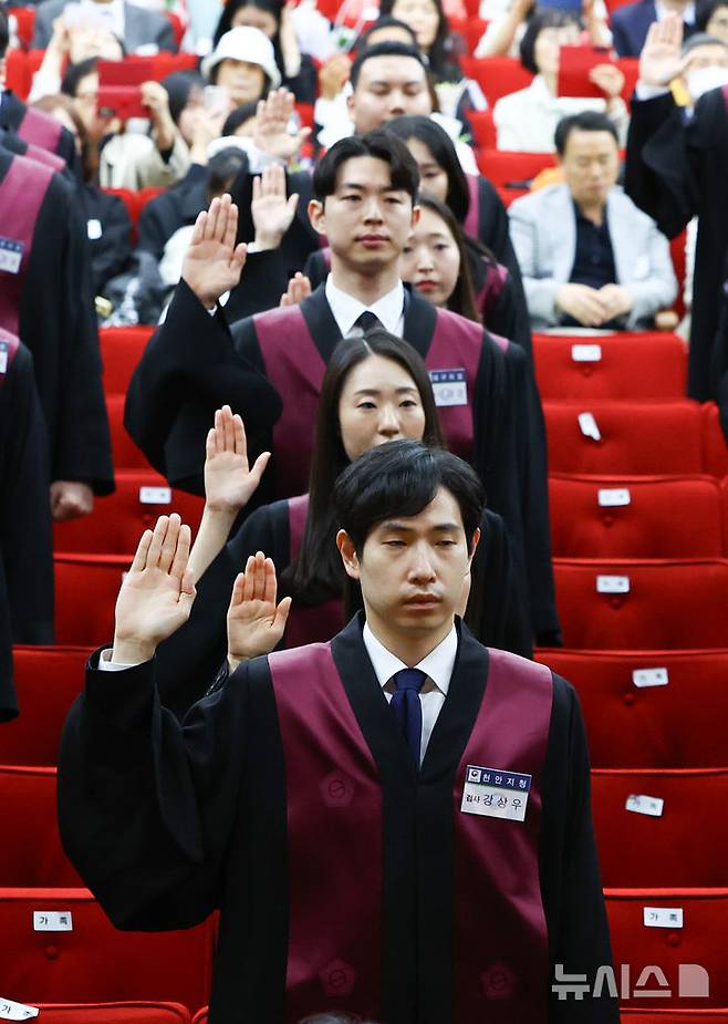 [과천=뉴시스] 황준선 기자 = 7일 오전 경기 과천시 정부과천청사 대강당에서 열린 신임 검사 임관식에서 신임 검사들이 선서를 하고 있다. 2026.05.07. hwang@newsis.com