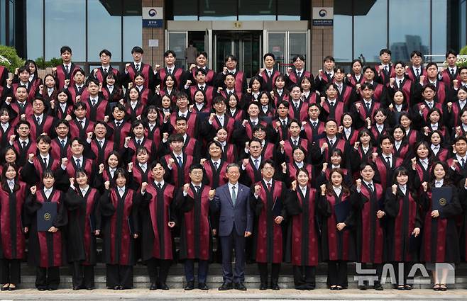 [과천=뉴시스] 황준선 기자 = 정성호 법무부 장관과 신임 검사들이  7일 오전 경기 과천시 정부과천청사에서 열린 신임 검사 임관식에서 기념촬영을 하고 있다. 2026.05.07. hwang@newsis.com