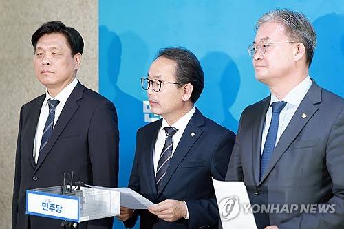 브리핑하는 더불어민주당 강준현 수석대변인 [연합뉴스 자료사진]