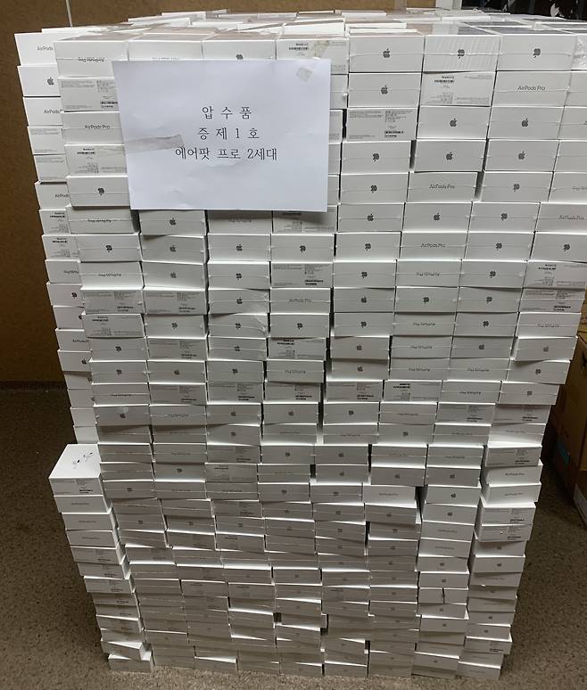 경찰에 압수된 중국산 가짜 '에어팟' [경기 김포경찰서 제공]