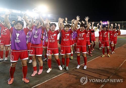 북한 내고향여자축구단 (서울=연합뉴스) 지난 2025년 11월 15일 미얀마 양곤에서 AWCL ISPE(미얀마)와의 경기를 마친 뒤 팬들에게 인사하는 북한 내고향여자축구단. 2026.5.4 [EPA·연합뉴스 자료사진] photo@yna.co.kr