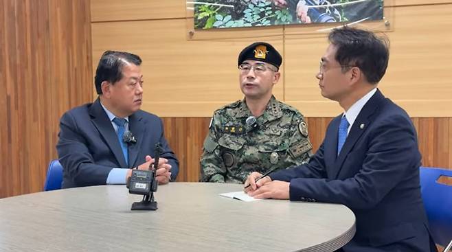 곽종근(가운데) 전 육군 특수전사령관이 김병주(왼쪽) 민주당 의원 유튜브에 출연해 12·3 내란 상황에 대해 설명하고 있다. 오른쪽은 박선원 민주당 의원. 김병주 의원 유튜브 캡처