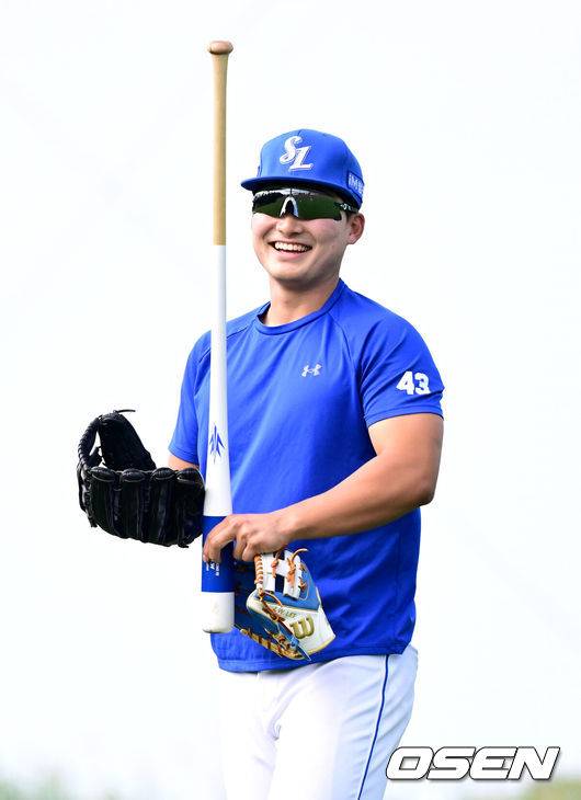 [OSEN=오키나와(일본), 최규한 기자] 프로야구 삼성 라이온즈가 19일 오후 일본 오키나와 온나손 아카마구장에서 스프링 캠프를 차리고 구슬땀을 흘렸다.삼성은 이번 2차 캠프에서 훈련 뿐 아니라 WBC 대표팀, 국내 팀들과 연습경기도 펼칠 계획이다.삼성 류승민이 훈련을 펼치고 있다. 2026.02.19 / dreamer@osen.co.kr
