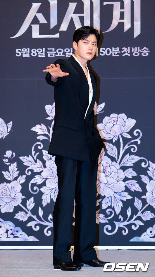 [OSEN=민경훈 기자] 7일 오후 서울 양천구 목동 SBS 방송센터 SBS홀에서 SBS 새 금토드라마 '멋진 신세계' 제작발표회가 열렸다.'멋진 신세계'는 희대의 조선 악녀 영혼이 씌어 '악질' 해진 무명배우 신서리(임지연 분)와 자본주의가 낳은 괴물이라 불리는 악질 재벌 차세계(허남준 분)의 일촉즉발 전쟁 같은 로맨스 코미디 드라마다.배우 장승조가 포즈를 취하고 있다. 2026.05.07 / rumi@osen.co.kr