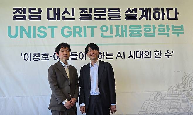 이창호 국수(왼쪽)와 이세돌 유니스트 특임교수가 6일 오후 유니스트 대학본부 대강당에서 ‘반상 위로 먼저 온 미래’를 주제로 열린 토크콘서트에서 AI 시대에 바둑과 인간이 나아갈 길에 대해 이야기하고 있다.