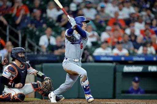 May 6, 2026; Houston, Texas, USA; Los Angeles Dodgers shortstop Hyeseong Kim (6) hits a triple to center field against the Houston Astros during the seventh inning at Daikin Park. Mandatory Credit: Erik Williams-Imagn Images/2026-05-07 06:14:19/ <저작권자 ⓒ 1980-2026 ㈜연합뉴스. 무단 전재 재배포 금지, AI 학습 및 활용 금지>
