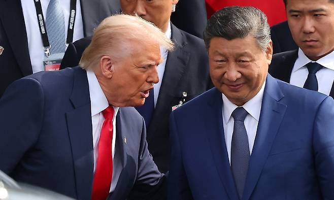 2025년 10월 30일 도널드 트럼프 미국 대통령과 시진핑 중국 국가주석이 부산 김해공군기지 의전실 나래마루에서 미중 정상회담을 마친 뒤 회담장을 나서며 인사하고 있다. 연합뉴스