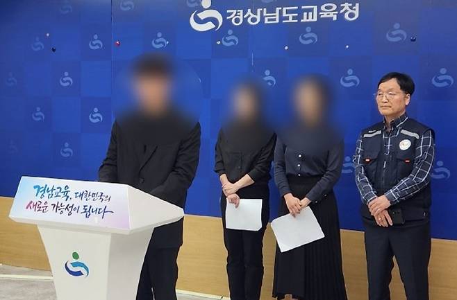 경남의 한 초등학교 재직 교사들이 6일 경남교육청 브리핑룸에서 한 학부모의 반복된 교권 침해를 주장하는 기자회견을 하고 있다. 오른쪽은 이충수 경남교사노조위원장. 경남교사노조 제공