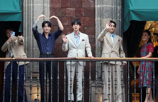 그룹 방탄소년단이 클라우디아 셰인바움 멕시코 대통령과 환담을 나눈 뒤 대통령궁 발코니에 나와 팬들에게 손 하트를 하고 있다. 멕시코시티=로이터연합뉴스