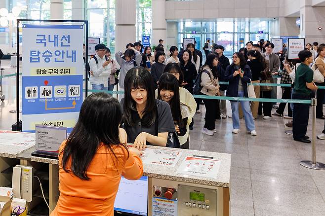 6일 인천공항 제1여객터미널에서 진행된 ‘국내선 운영점검 시험운영’에서 가상여객 및 관계자들이 국내선 탑승수속 상황을 가정한 훈련을 진행하고 있다.
