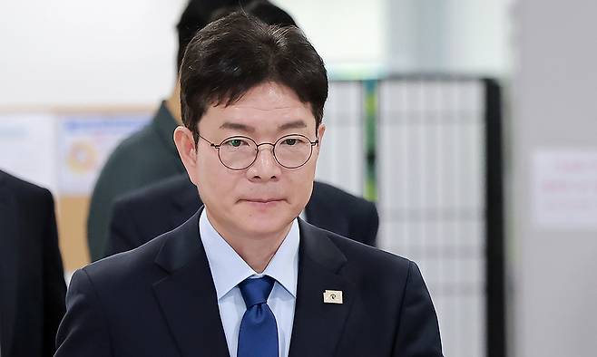 더불어민주당 정원오 서울시장 후보가 7일 국회 소통관에서 교통 공약을 발표하기 위해 기자회견장으로 향하고 있다. 연합뉴스