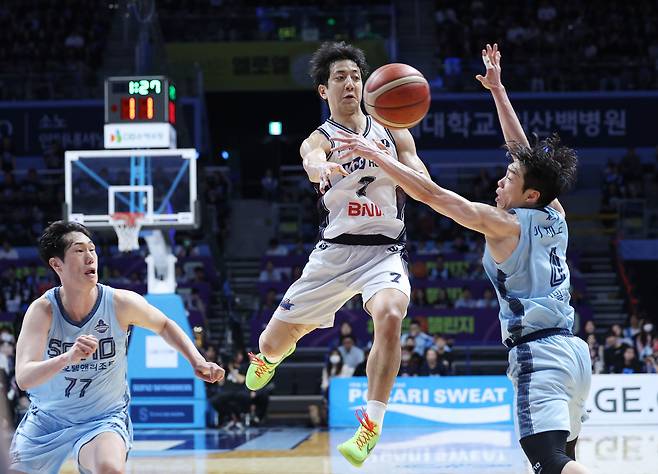 7일 경기 고양 소노 아레나에서 열린 '2025-2026 KBL 챔피언결정전 2차전' 고양 소노 스카이거너스와 부산 KCC 이지스의 경기, KCC 허훈이 돌파하고 있다. 뉴시스