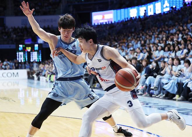 7일 경기 고양 소노 아레나에서 열린 '2025-2026 KBL 챔피언결정전 2차전' 고양 소노 스카이거너스와 부산 KCC 이지스의 경기, KCC 허웅이 돌파하고 있다. 뉴시스