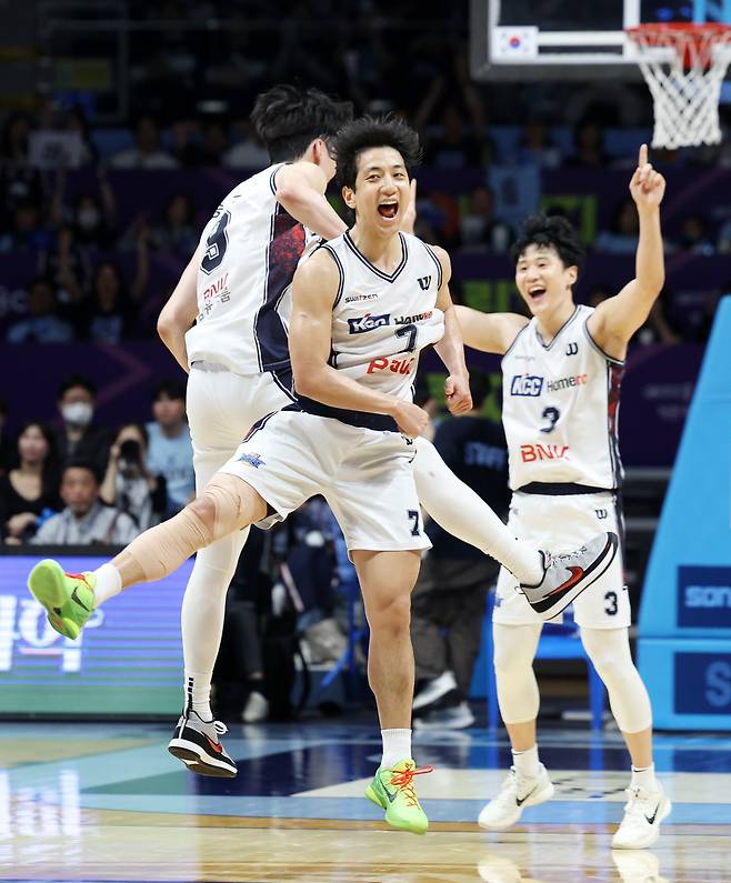 7일 경기 고양 소노 아레나에서 열린 '2025-2026 KBL 챔피언결정전 2차전' 고양 소노 스카이거너스와 부산 KCC 이지스의 경기, KCC 허훈이 득점 후 허웅, 송교창과 기뻐하고 있다. 뉴시스