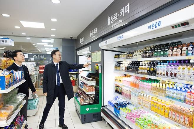 김윤덕(왼쪽 두번째) 국토교통부 장관이 휴게소 내 편의점 매대를 둘러보고 있다. 국토교통부 제공