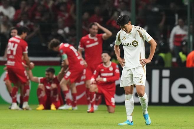 LA FC 4번째 실점, 고개 숙인 손흥민 - LA FC(미국)의 손흥민이 6일(현지 시간) 멕시코 톨루카 에스타디오 네메시오 디에스에서 열린 2026 북중미카리브축구연맹(CONCACAF) 챔피언스컵 4강 2차전 톨루카와 경기 후반 추가 시간 네 번째 실점 후 아쉬움에 고개를 숙이고 있다. LA FC는 0-4로 대패해 1,2차전 합계 2-5로 패하면서 결승에 오르지 못했다. 2026.05.07. 톨루카 AP 뉴시스