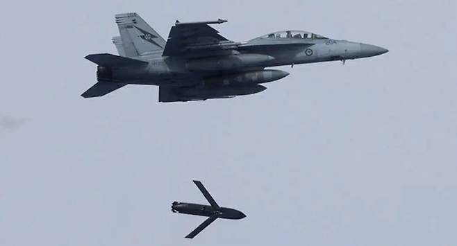 FA-18F 슈퍼 호넷 전투기에서 AGM-158C 장거리 대함 미사일(LRASM)이 시험 발사되는 장면. 미 해군 제공