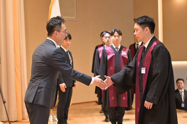 구자현 검찰총장 직무대행(왼쪽)이 7일 오후 서울 서초구 대검찰청에서 열린 신임검사 신고식에 참석해 신임 검사들과 인사하고 있다. ⓒ대검찰청