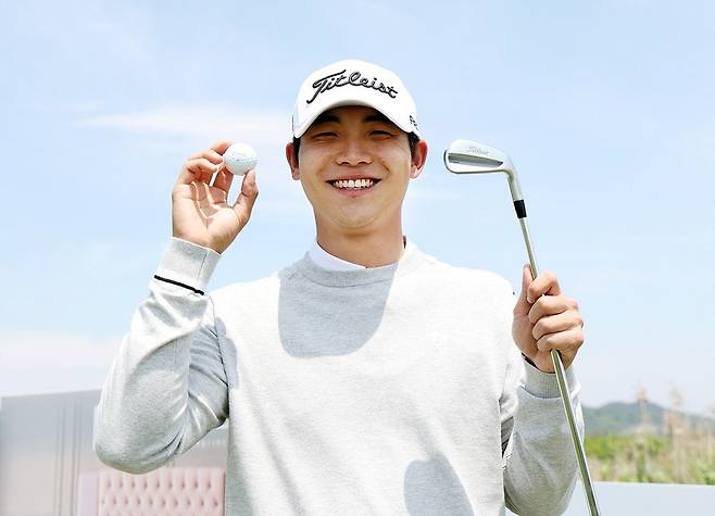 KPGA 파운더스컵 1라운드 14번 홀에서 정규 투어 데뷔 후 첫 홀인원을 기록한 안지민.  사진제공  | KPGA