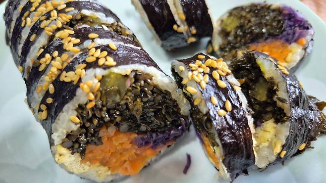 거제 쌤김밥의 명물 톳김밥. 톳과 당근이 기분좋은 식감을 선사한다. 굵은 편이라 입이 작은 사람이라면 한 입에 넣기 힘들지 모른다.                    거제 ｜양형모 기자
