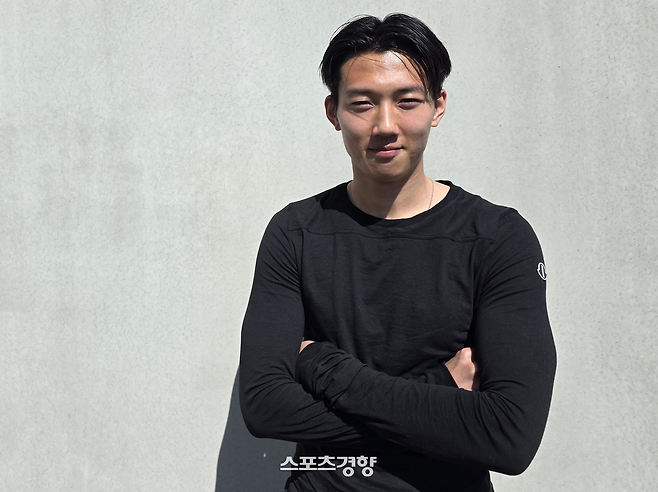 국가대표 수비수 이한범이 지난달 덴마크 헤르닝의 미트윌란 훈련장에서 2026 북중미 월드컵에 대한 기대감이 수줍은 미소를 짓고 있다. 헤르닝 | 황민국 기자