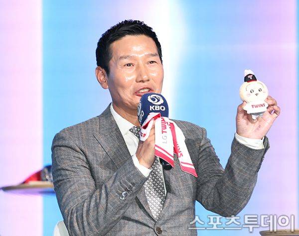 염경엽 LG 감독과 먼작귀 / 사진=DB