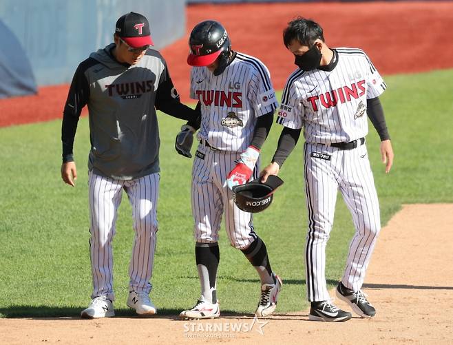 2026 신한 SOL KBO리그 LG 트윈스 대 두산 베어스 경기가 5일 서울 잠실야구장에서 열렸다.  LG 7회말 1사 1,3루에서 3루 대주자로 투입된 최원영(가운데)이 다리에 이상을 느끼고 곧바로 오지환과 교체되고 있다. /사진=김진경 대기자