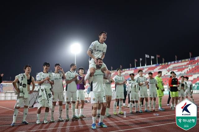 강원FC 선수단/사진=한국프로축구연맹 제공