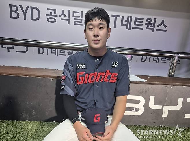 롯데 나승엽이 6일 KT전 후 인터뷰를 하고 있다. /사진=신화섭 기자